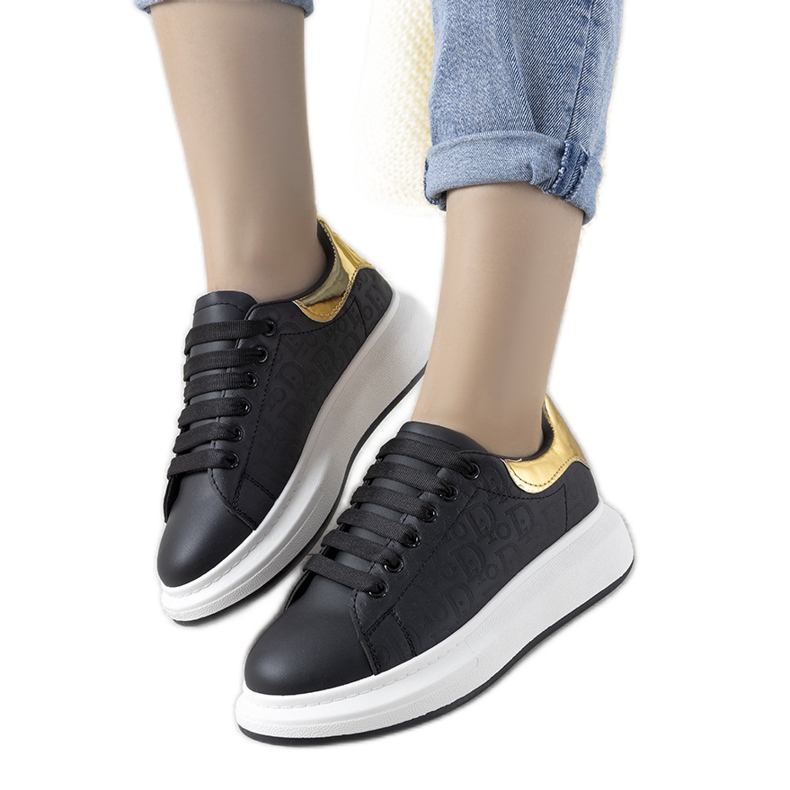 Fekete cipők divatos Valeria mintákkal