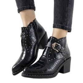 Fekete bokacsizma Montiana csattal