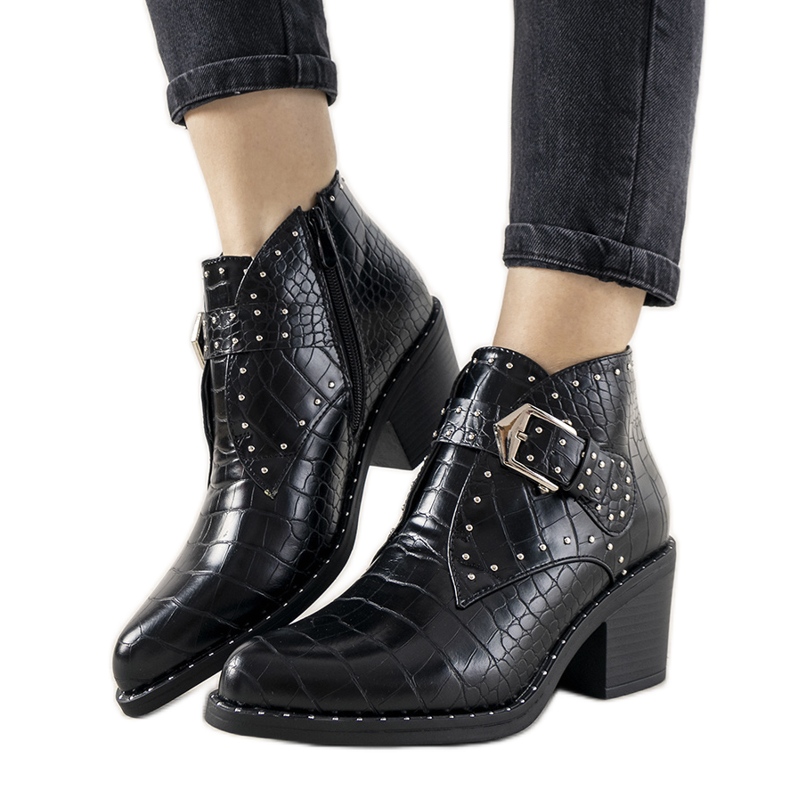 Fekete bokacsizma Montiana csattal