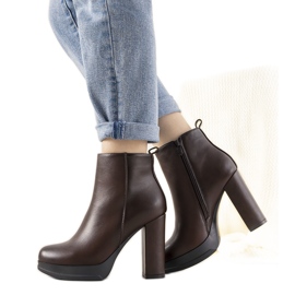 Klasszikus női barna bokacsizma a Feria oszlopon