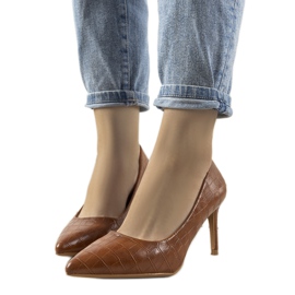 Barna szivattyúk Byatt tűsarkún