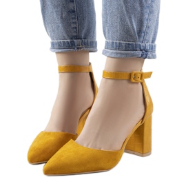 Mustár szivattyúk a Natalie poszton sárga Mustár szivattyúk a Natalie poszton sárga