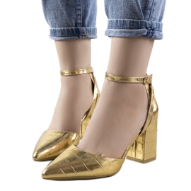 Aranyszivattyúk a Davies oszlopon aranysárga