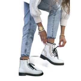 Fehér Marten szegecses táskák