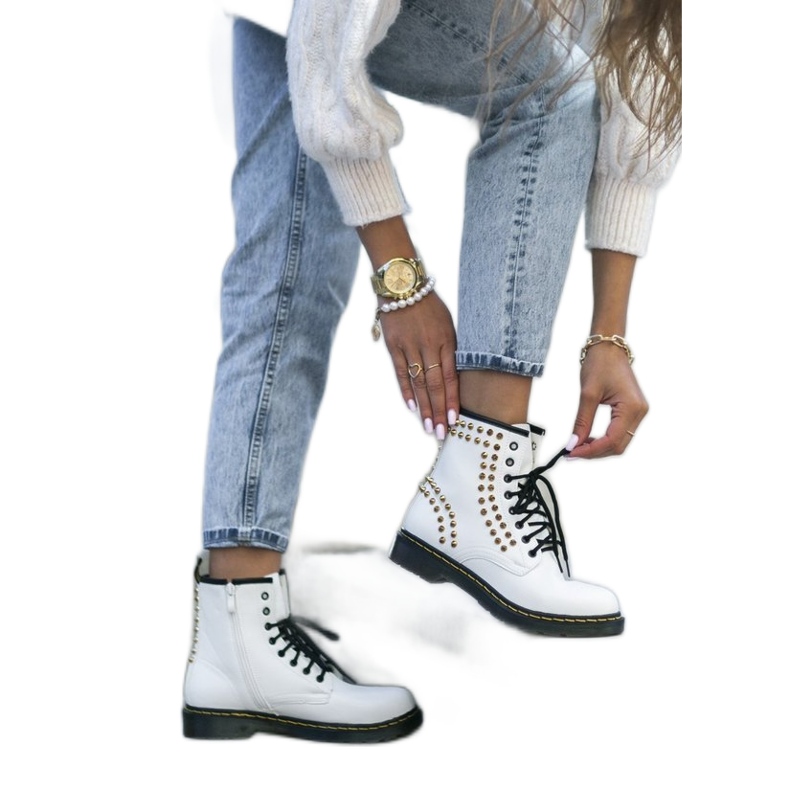 Fehér Marten szegecses táskák