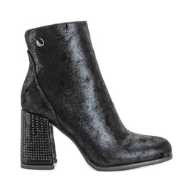 Fekete bokacsizma a Zodiákus posztón