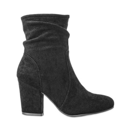 Fekete bokacsizma a Lines oszlopon Fekete bokacsizma a Lines oszlopon