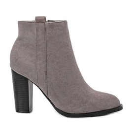 Szürke bokacsizma a Pinata oszlopon