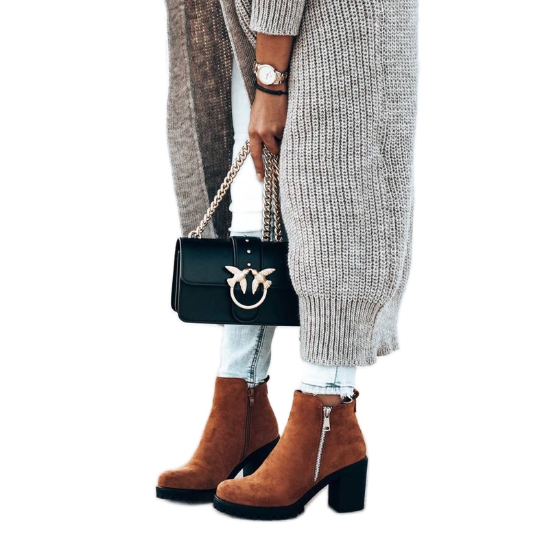 Teves csizma az aprócska oszlopon barna