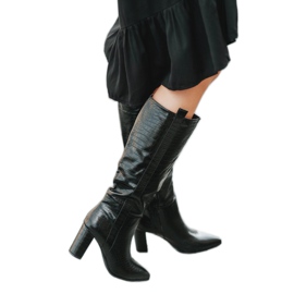 Fekete csizma a postán, Mona krokodil mintával