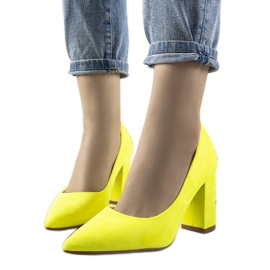 Sárga neonpumpák a kastélyok oszlopán Sárga neonpumpák a kastélyok oszlopán