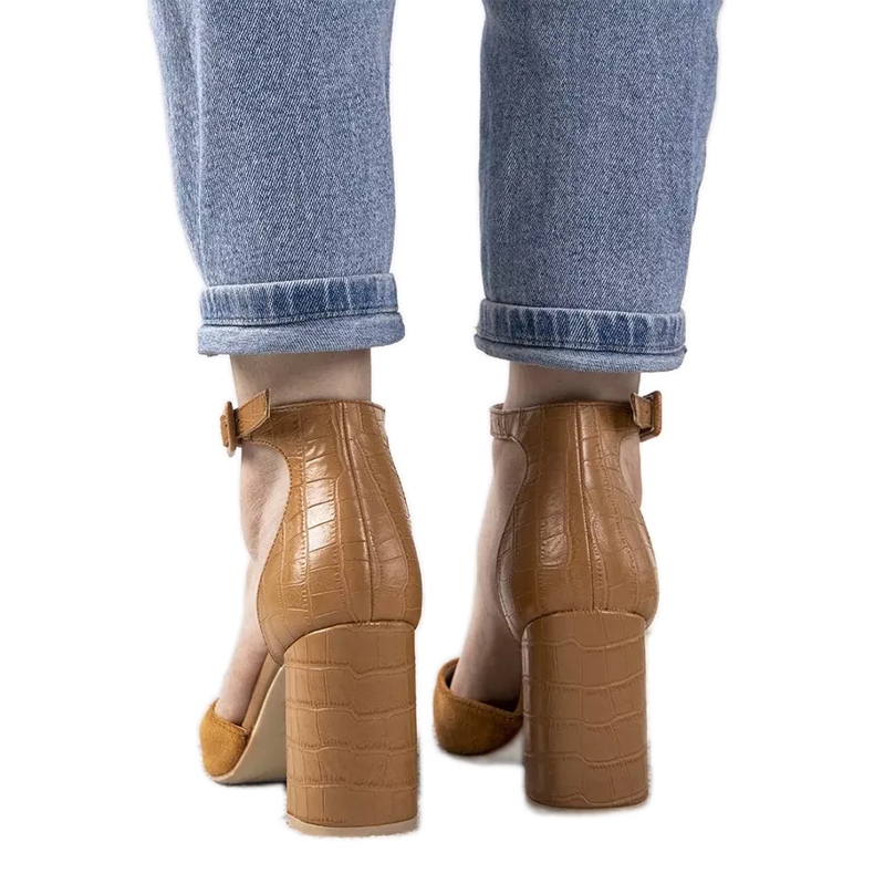 Teve pumpál Natalie posztján barna