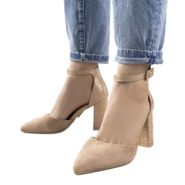 Bézs pumpák Natalie posztján