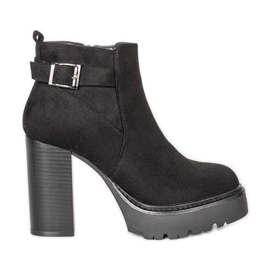 Fekete bokacsizma Katie posztján Fekete bokacsizma Katie posztján