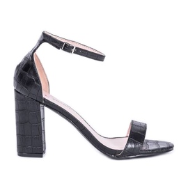 Fekete szandál a Millo oszlopon