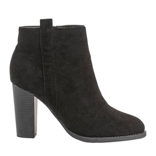 Fekete bokacsizma a Pinata oszlopon