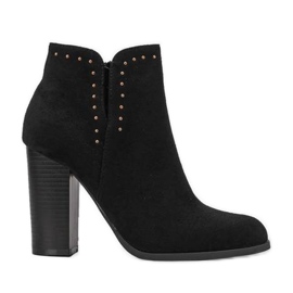 Fekete bokacsizma a Cosette oszlopon