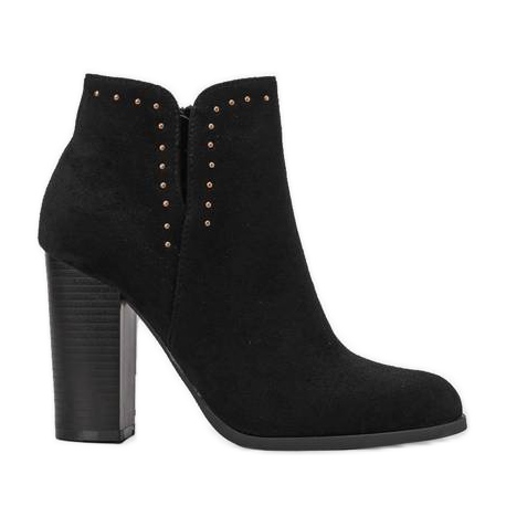 Fekete bokacsizma a Cosette oszlopon