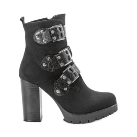 Fekete csizma a Corgi oszlopon