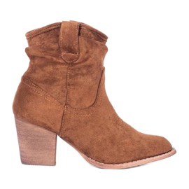 Barna bokacsizma a Lea oszlopon Barna bokacsizma a Lea oszlopon