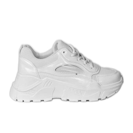 Fehér cipők a Serena platformon