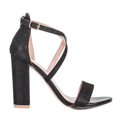 Fekete szandál ezüst poroszlopon