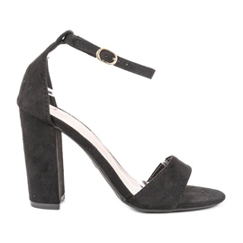 Fekete szandál Beti posztján