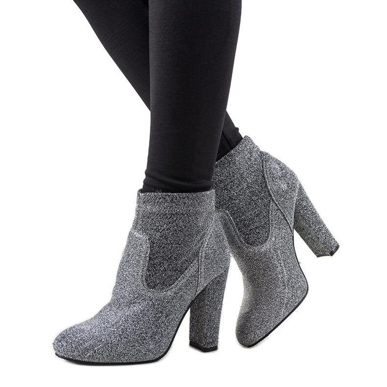 Ezüst fényes bokacsizma a Birgit oszlopon Ezüst fényes bokacsizma a Birgit oszlopon