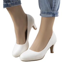 Fehér szivattyúk tűsarkú ökobőrből Fink