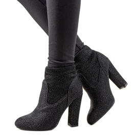 Fekete fényes bokacsizma a Birgit oszlopon Fekete fényes bokacsizma a Birgit oszlopon