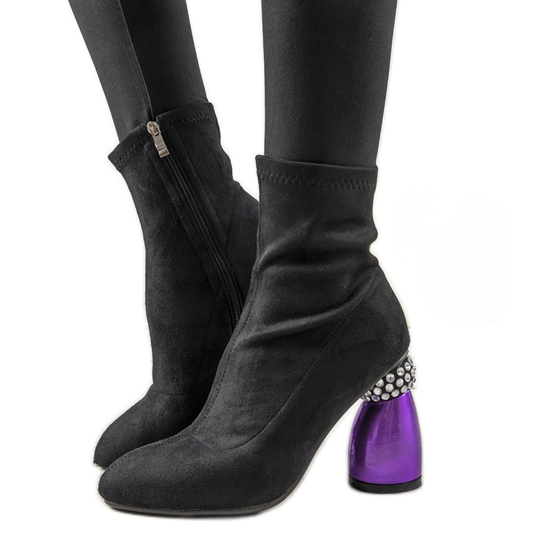 Fekete csizma egy dekoratív Bazin oszlopon