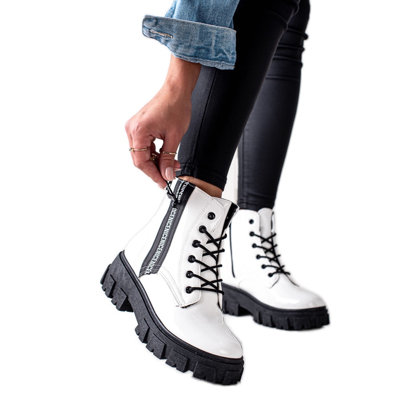 TRENDI Fehér csomós munkások a platformon