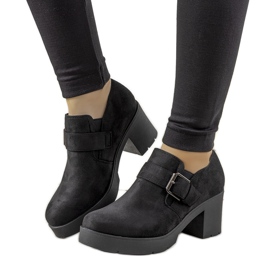 Fekete cipő Leonie posztján