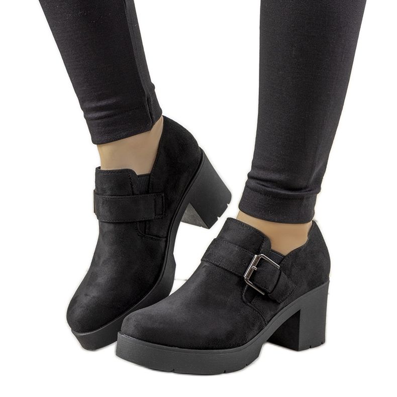 Fekete cipő Leonie posztján