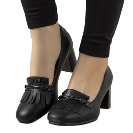 Fekete szivattyúk Alice ökobőrből készült oszlopán Fekete szivattyúk Alice ökobőrből készült oszlopán