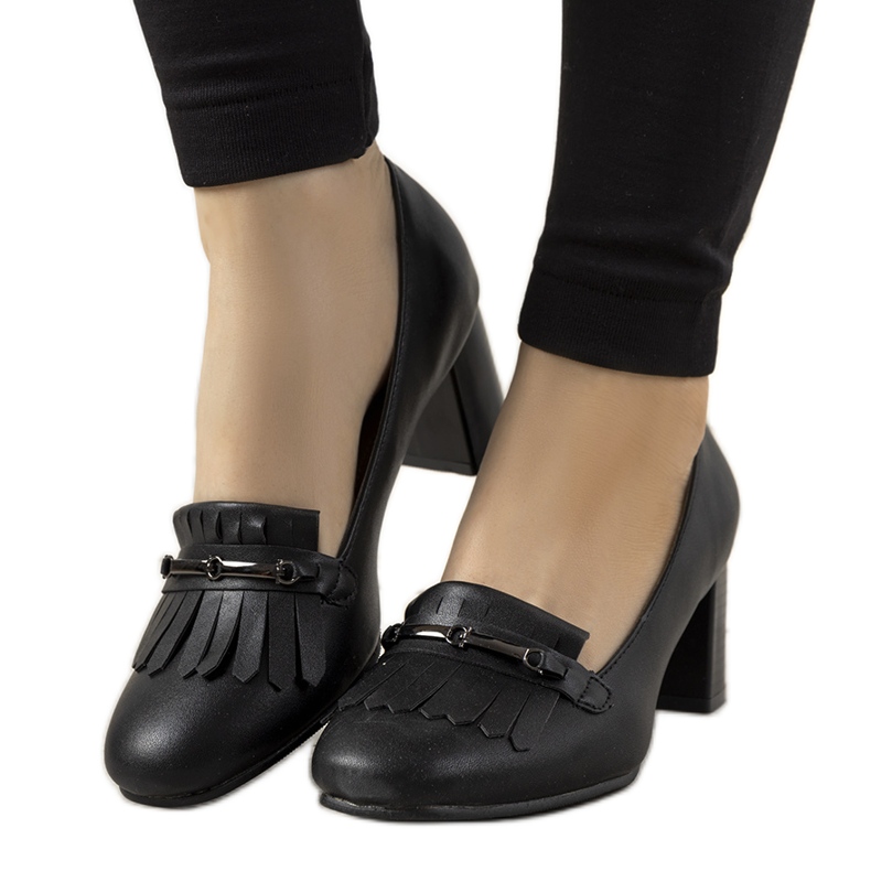 Fekete szivattyúk Alice ökobőrből készült oszlopán