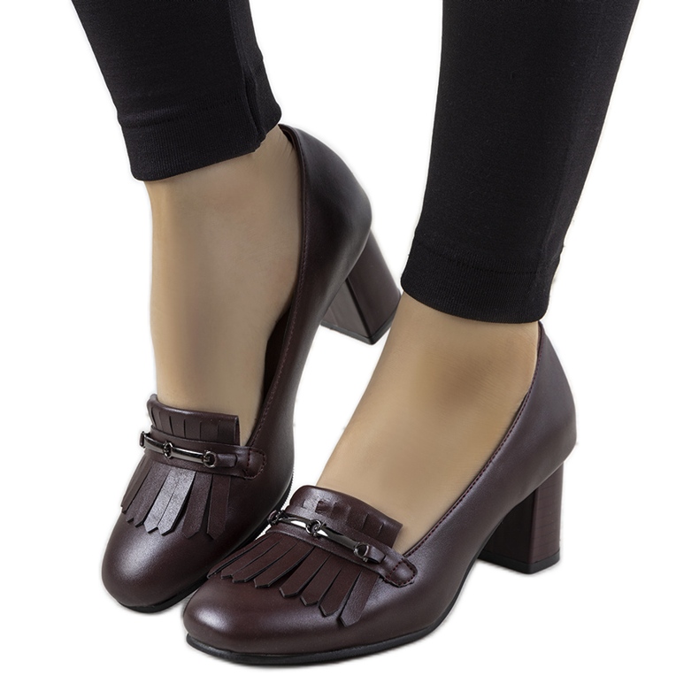 Barnásbarna színt pumpál Alice ökobőréből készült oszlopra piros