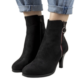 Fekete csizma dekoratív Yoana cipzárral