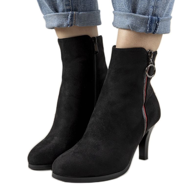 Fekete csizma dekoratív Yoana cipzárral