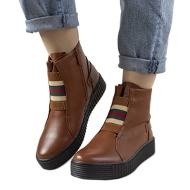 Barna csizma a Nazario platformon