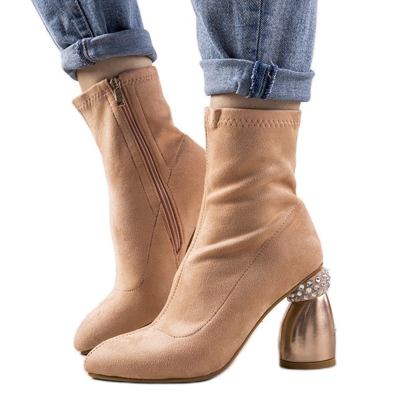 Rózsaszín csizma egy dekoratív Bazin oszlopon