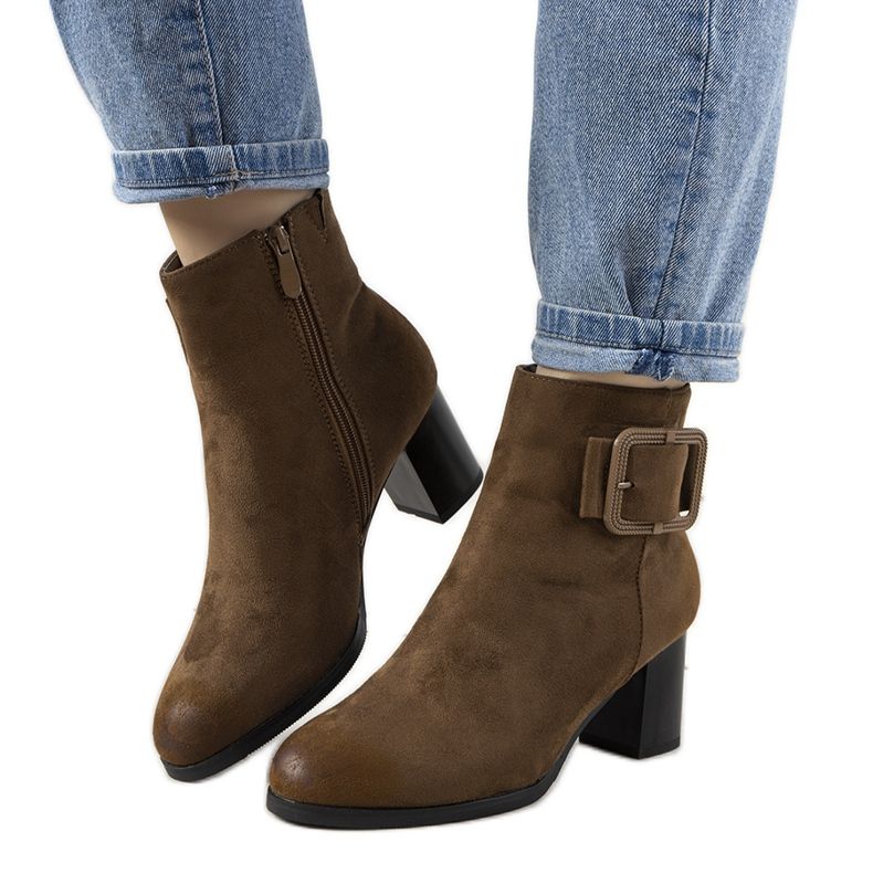 Barna csizma a Carrillo oszlopon