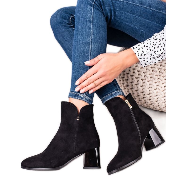 Goodin Fekete csizma egy poszton