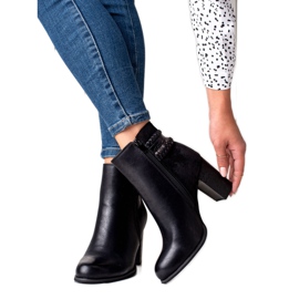 Erynn Stílusos csizma egy poszton fekete