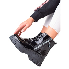 TRENDI Fekete csomós munkások a platformon