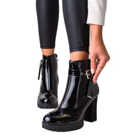 Janessa Stílusos fekete csizma magas sarkú cipőben Janessa Stílusos fekete csizma magas sarkú cipőben