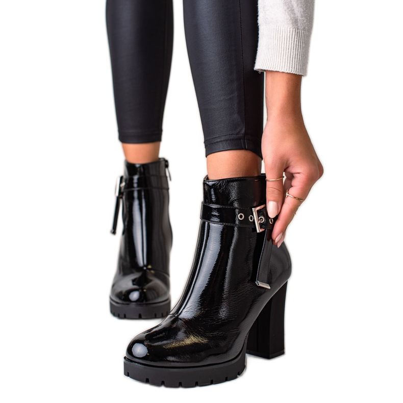 Janessa Stílusos fekete csizma magas sarkú cipőben