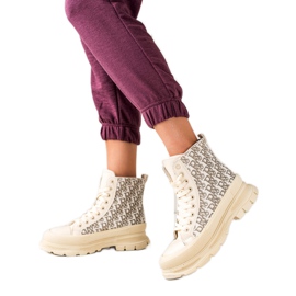 TRENDI Magas bézs színű divatcipők