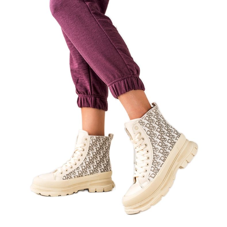 TRENDI Magas bézs színű divatcipők