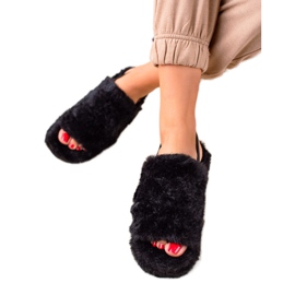 TRENDI Fekete papucs egy radíron